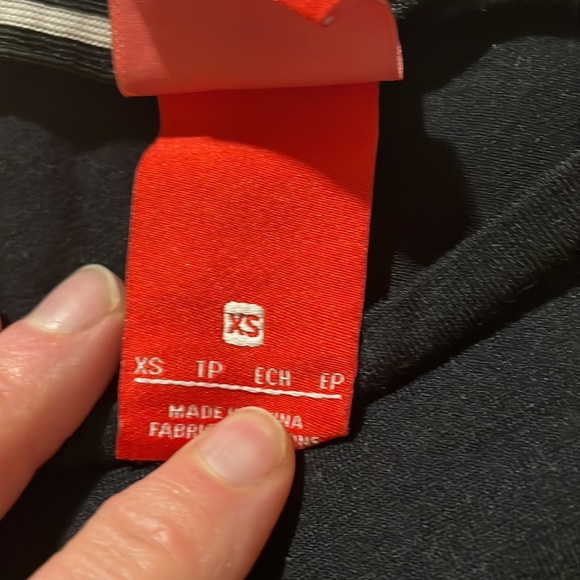 Nike workout tops xs worn 2 times profile pic is not exact top - Picture 5 of 5